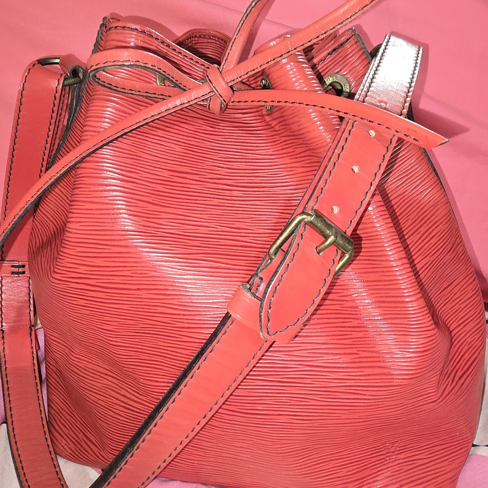 Red Designer Bucket Bag - Picture 2 of 13